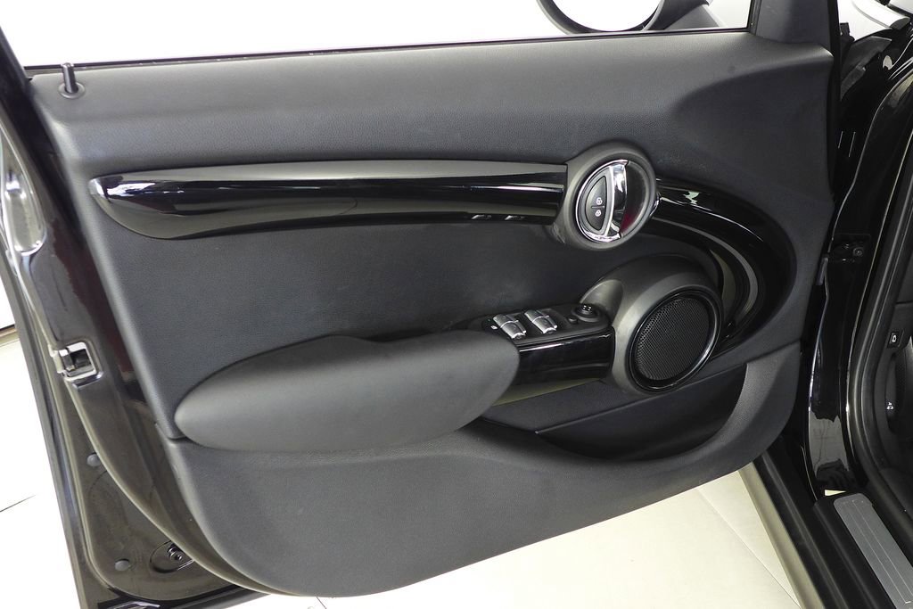 Used 2019 MINI Cooper 4-Door Hardtop image 11