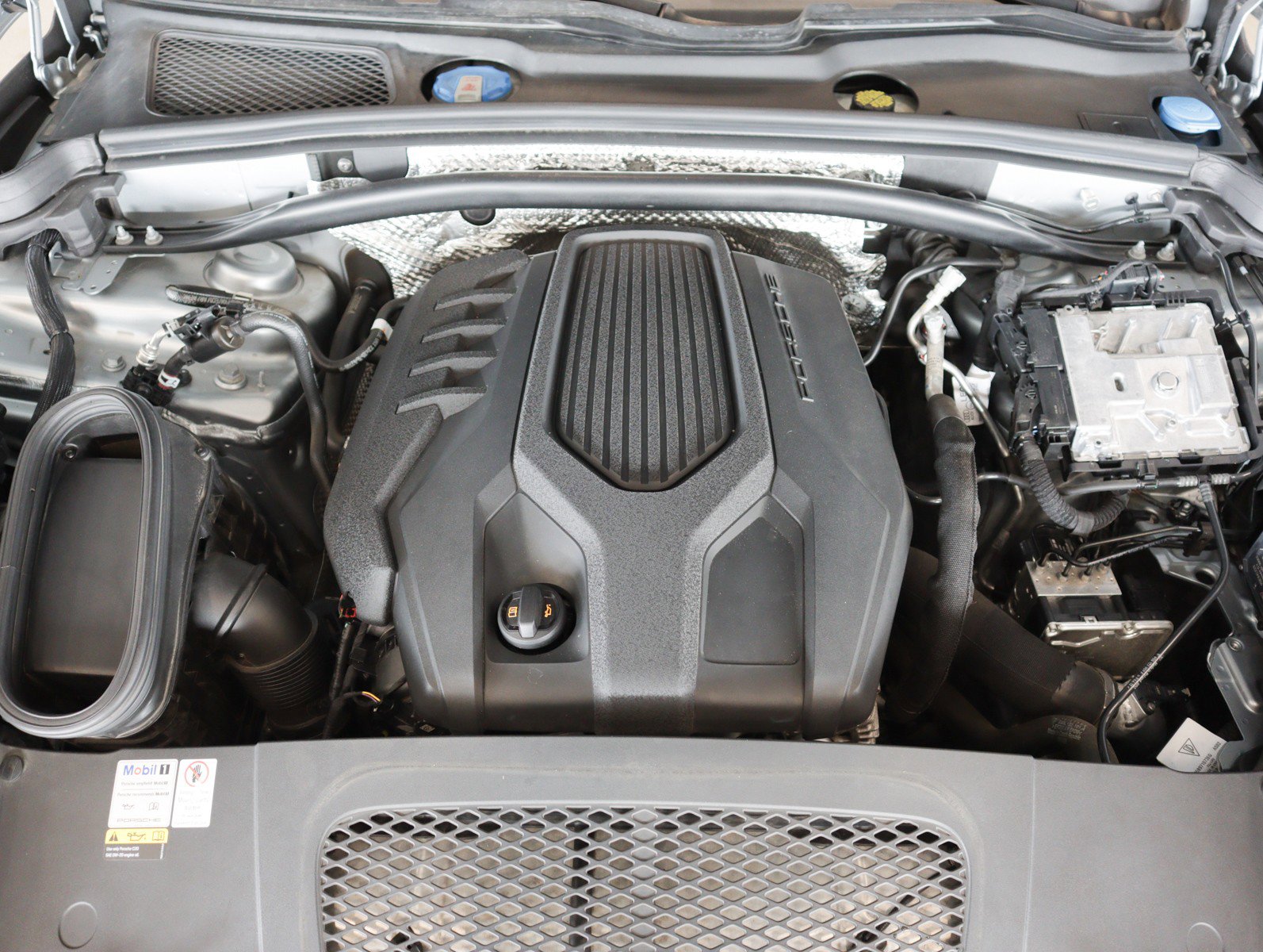 Certified 2022 Porsche Macan AWD/4WD image 24