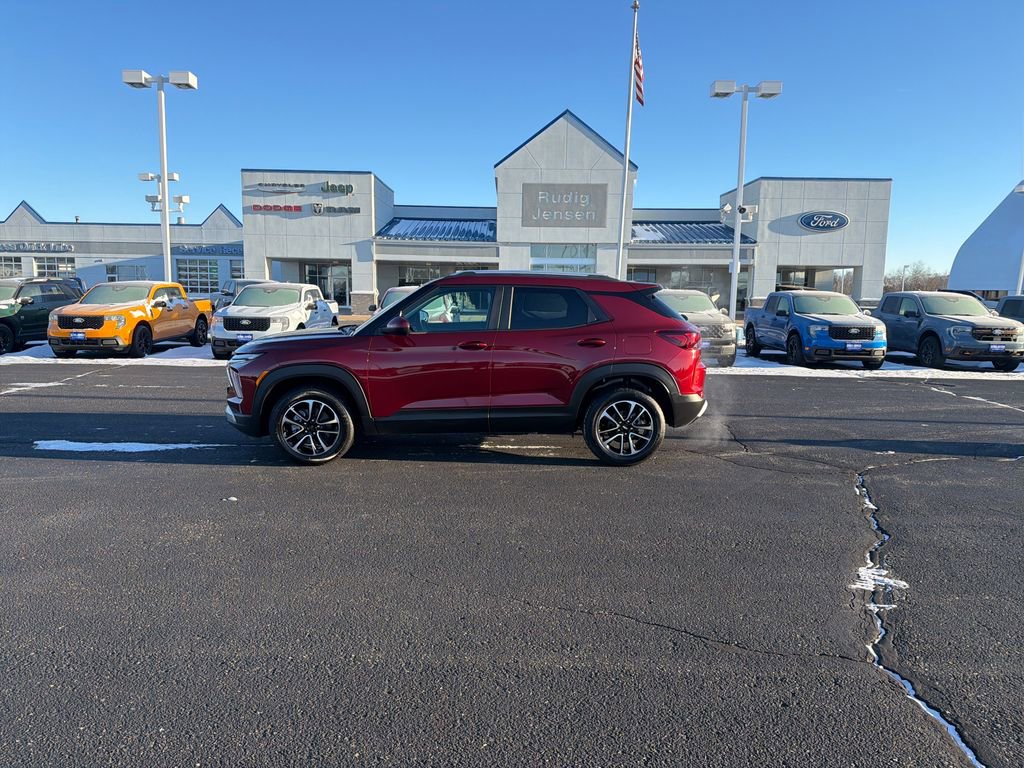 Used 2025 Chevrolet TrailBlazer LT image 2