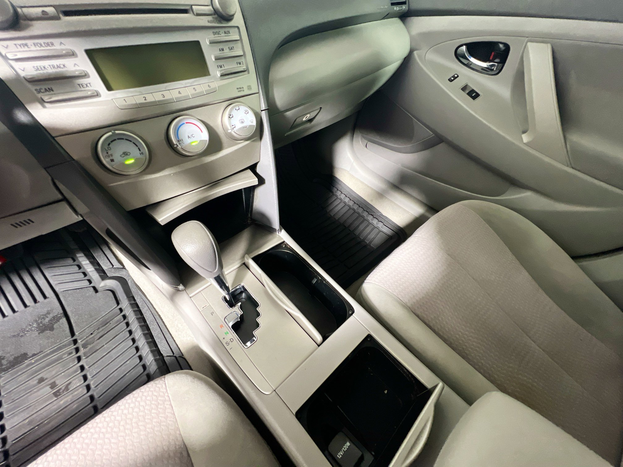 Used 2010 Toyota Camry LE FWD image 25