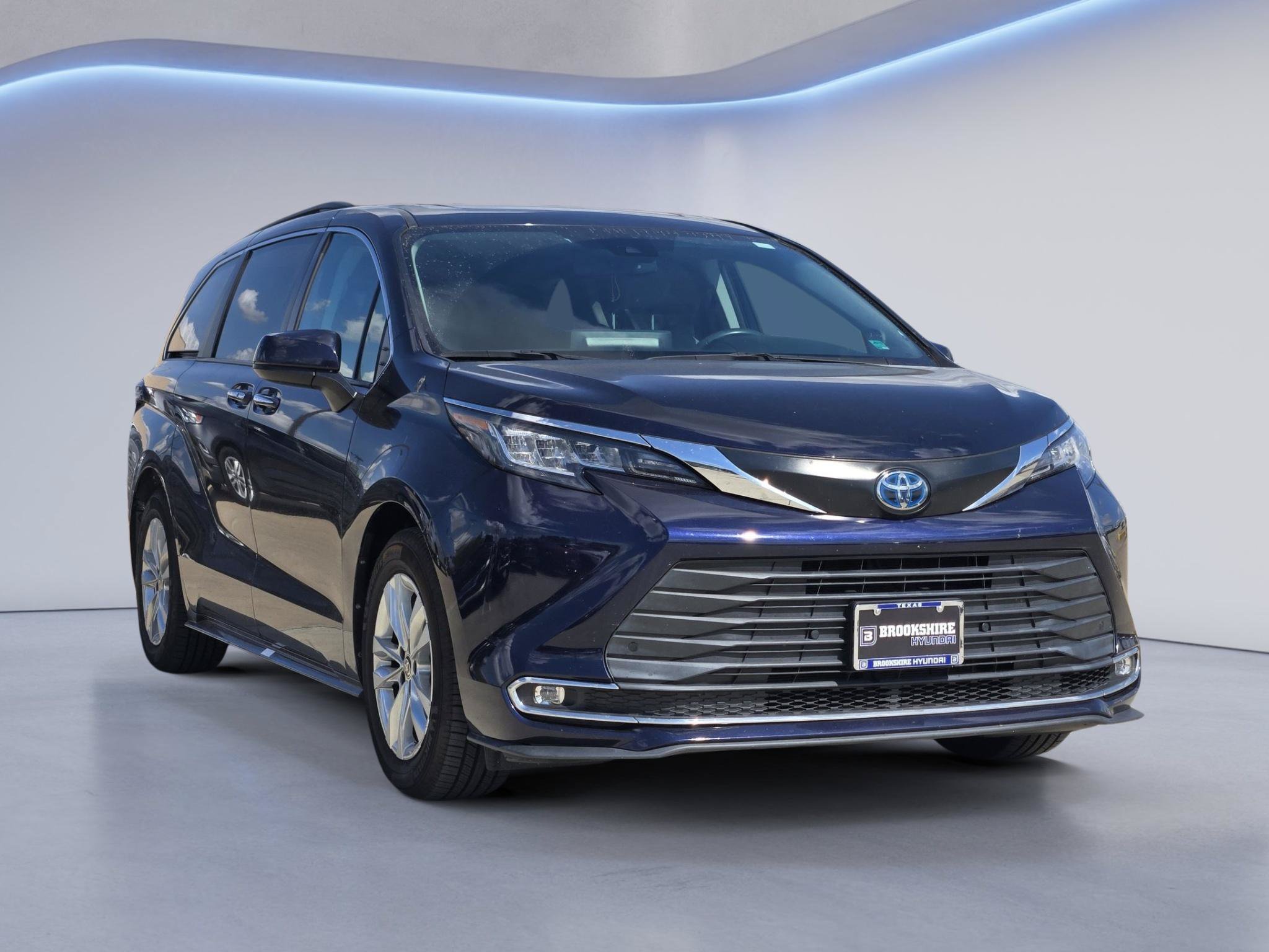 Used 2022 Toyota Sienna XLE w/ XLE Plus Package AWD/4WD image 3