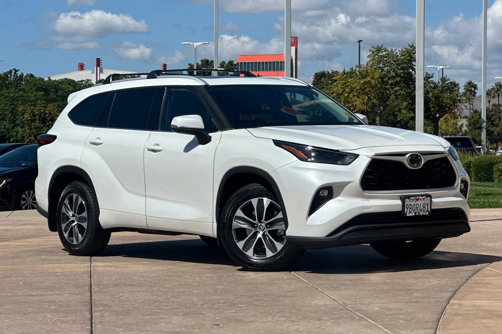 Used 2022 Toyota Highlander XLE FWD image 2