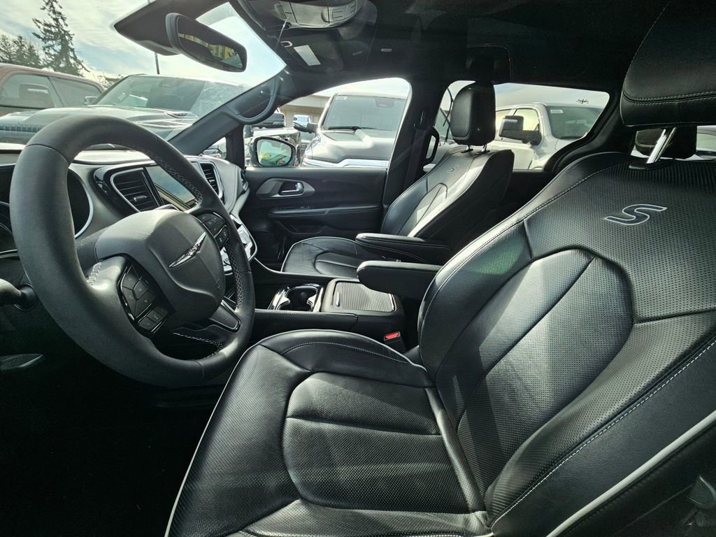 Used 2023 Chrysler Pacifica Limited w/ S Appearance Package image 13