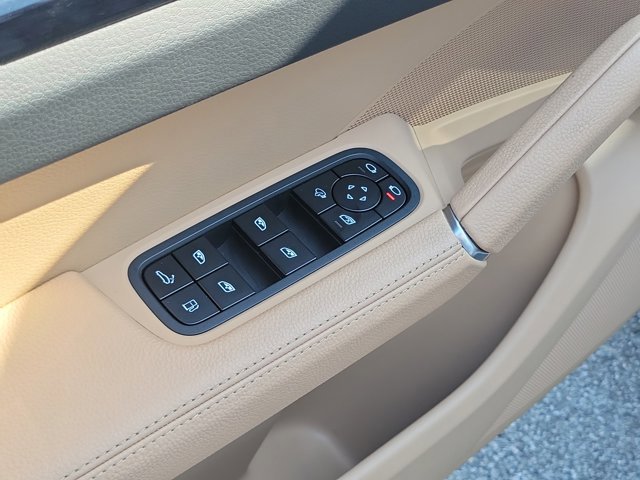 Certified 2022 Porsche Cayenne E-Hybrid AWD/4WD image 26