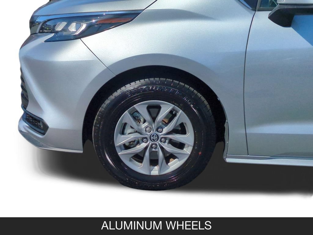 Used 2025 Toyota Sienna XLE FWD image 11