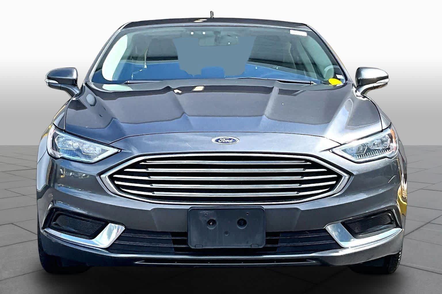 Used 2018 Ford Fusion SE w/ Fusion SE Technology Package FWD image 4