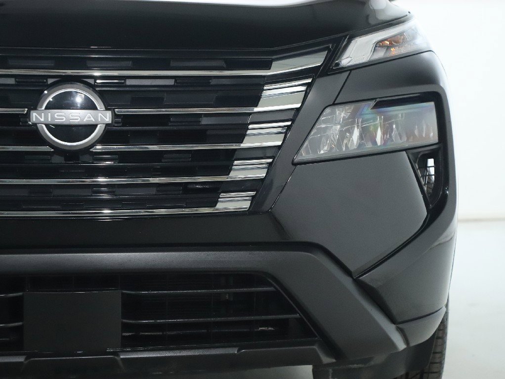 Certified 2025 Nissan Rogue SV image 8