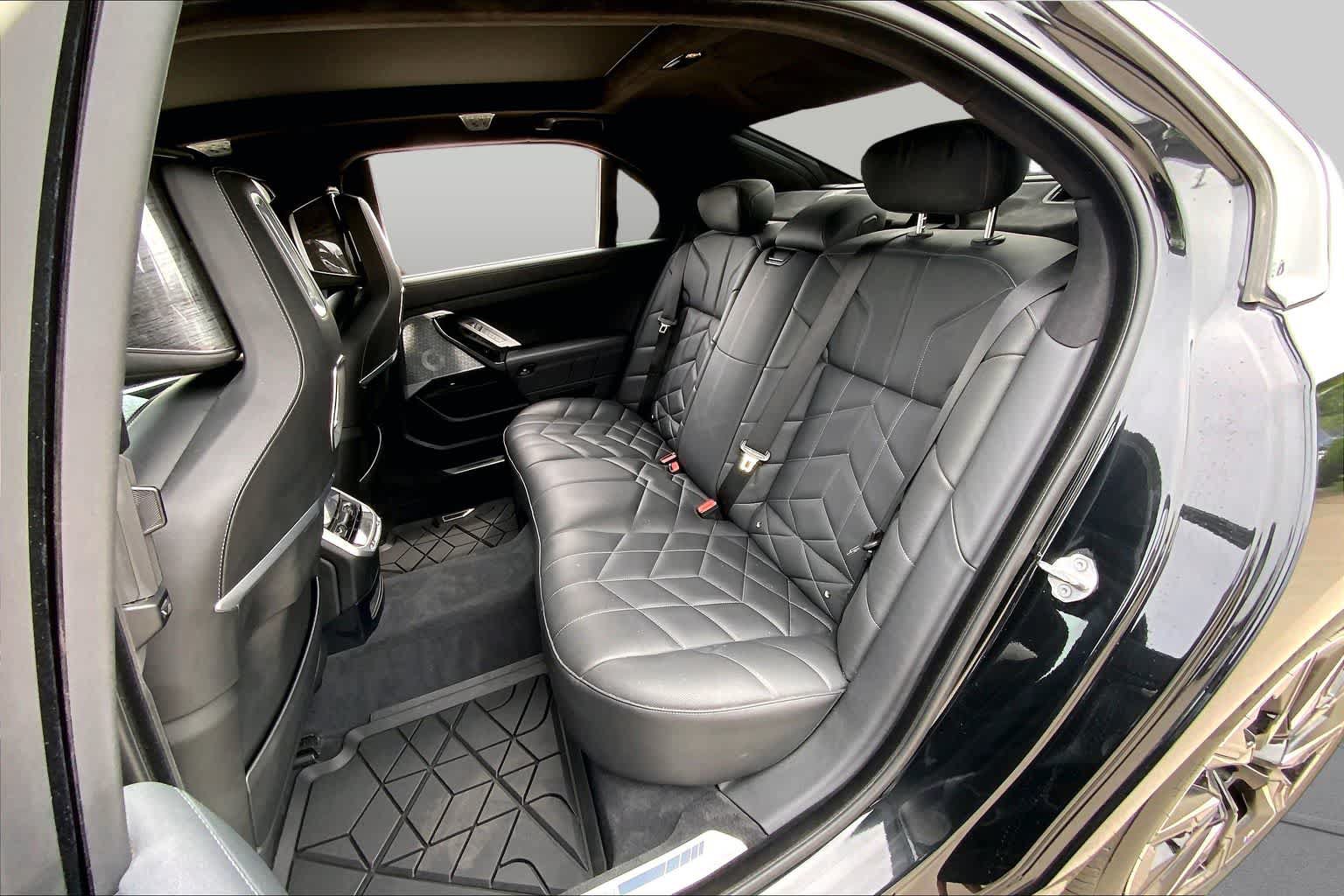 Used 2024 BMW 760i xDrive w/ Executive Package AWD/4WD image 19