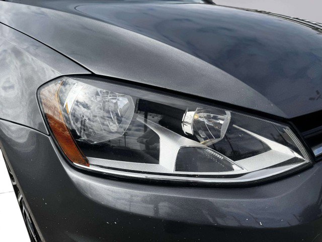 Used 2017 Volkswagen Golf SE image 10