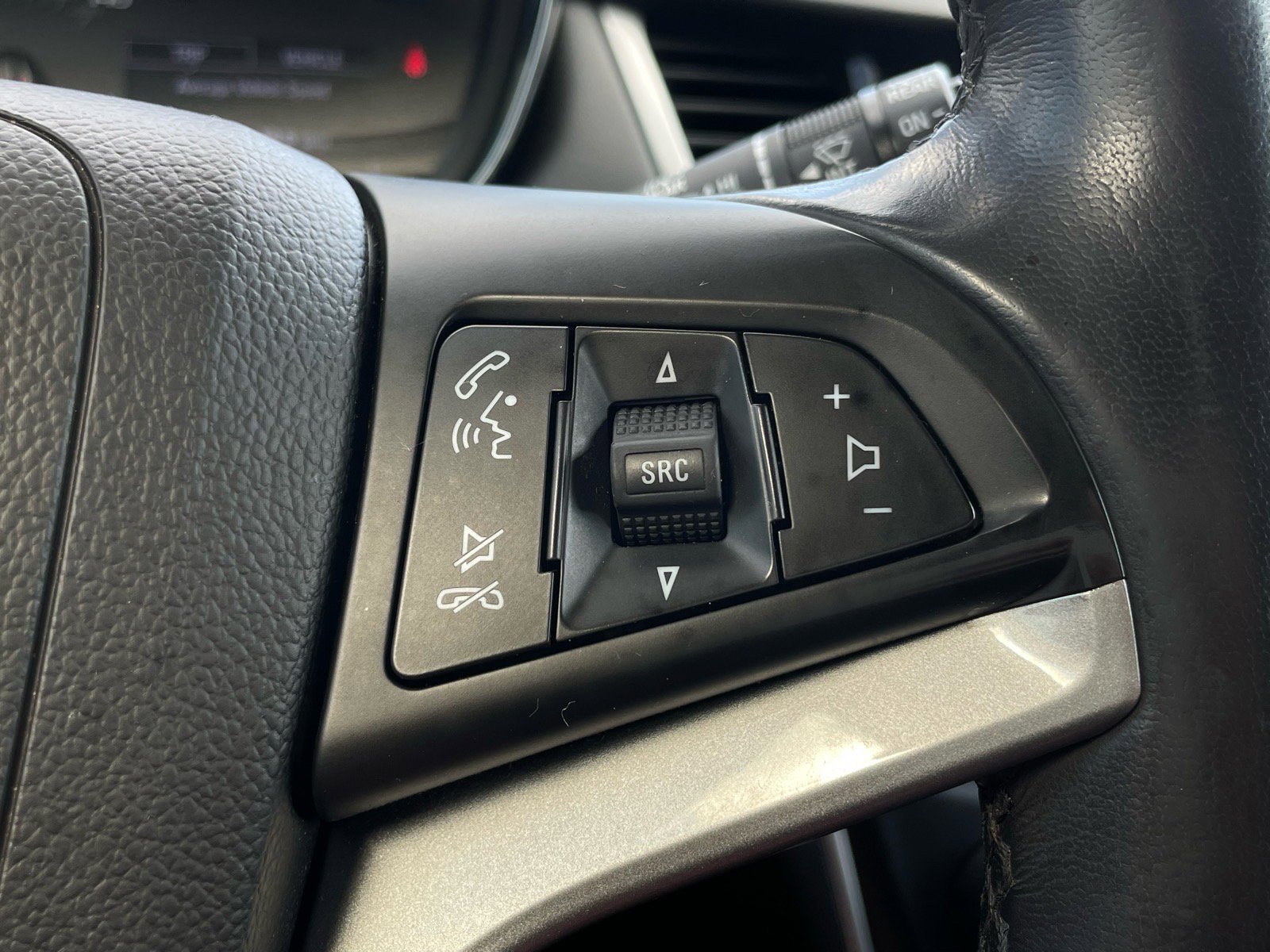 Used 2022 Chevrolet Trax LT w/ Driver Confidence Package AWD/4WD image 17