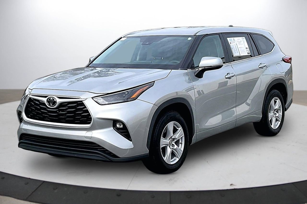 Used 2023 Toyota Highlander LE image 4