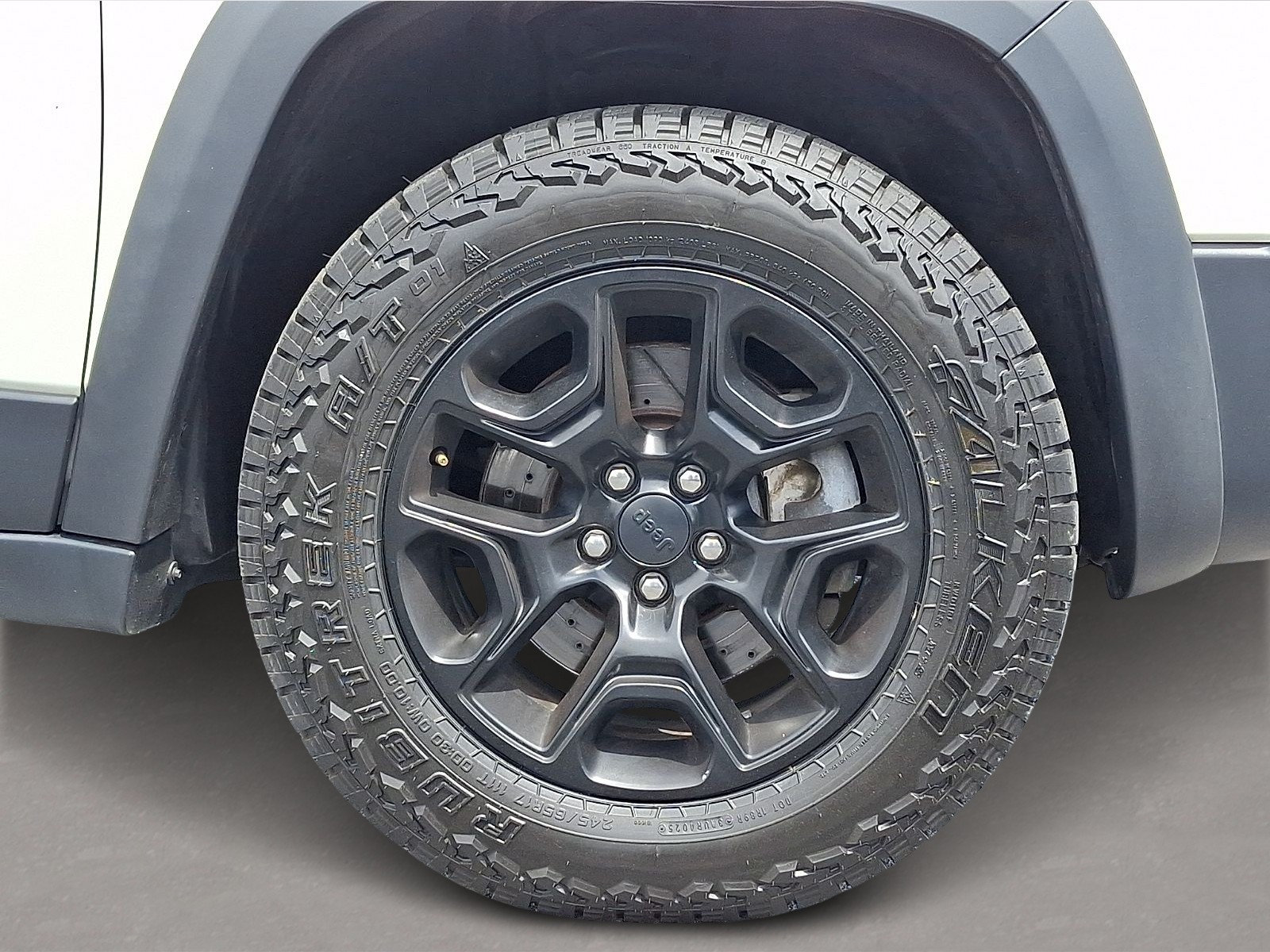 Used 2019 Jeep Cherokee Trailhawk AWD/4WD image 8