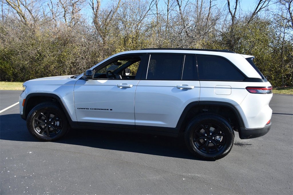 Used 2024 Jeep Grand Cherokee Altitude image 8