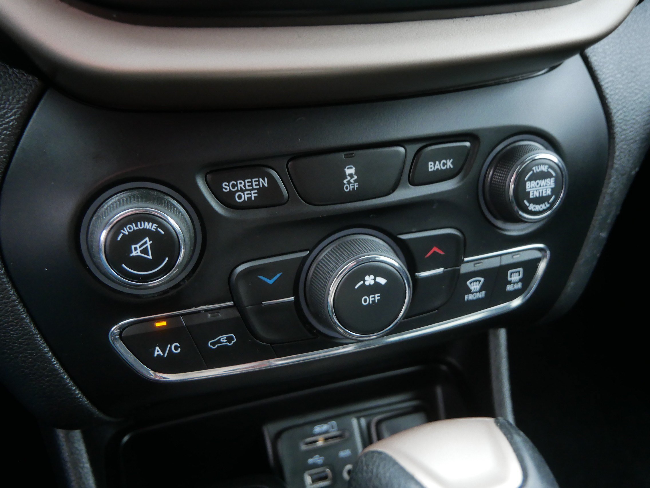 Used 2017 Jeep Cherokee Latitude AWD/4WD image 29