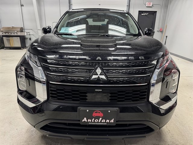 Used 2023 Mitsubishi Outlander ES AWD/4WD image 2