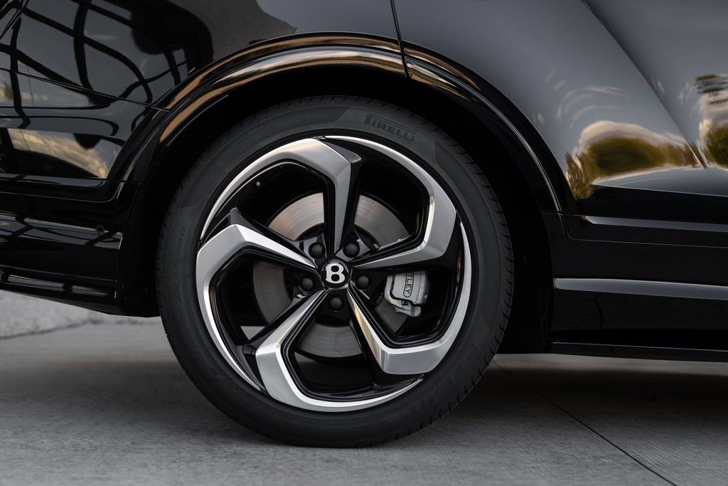 Used 2025 Bentley Bentayga AWD/4WD image 8