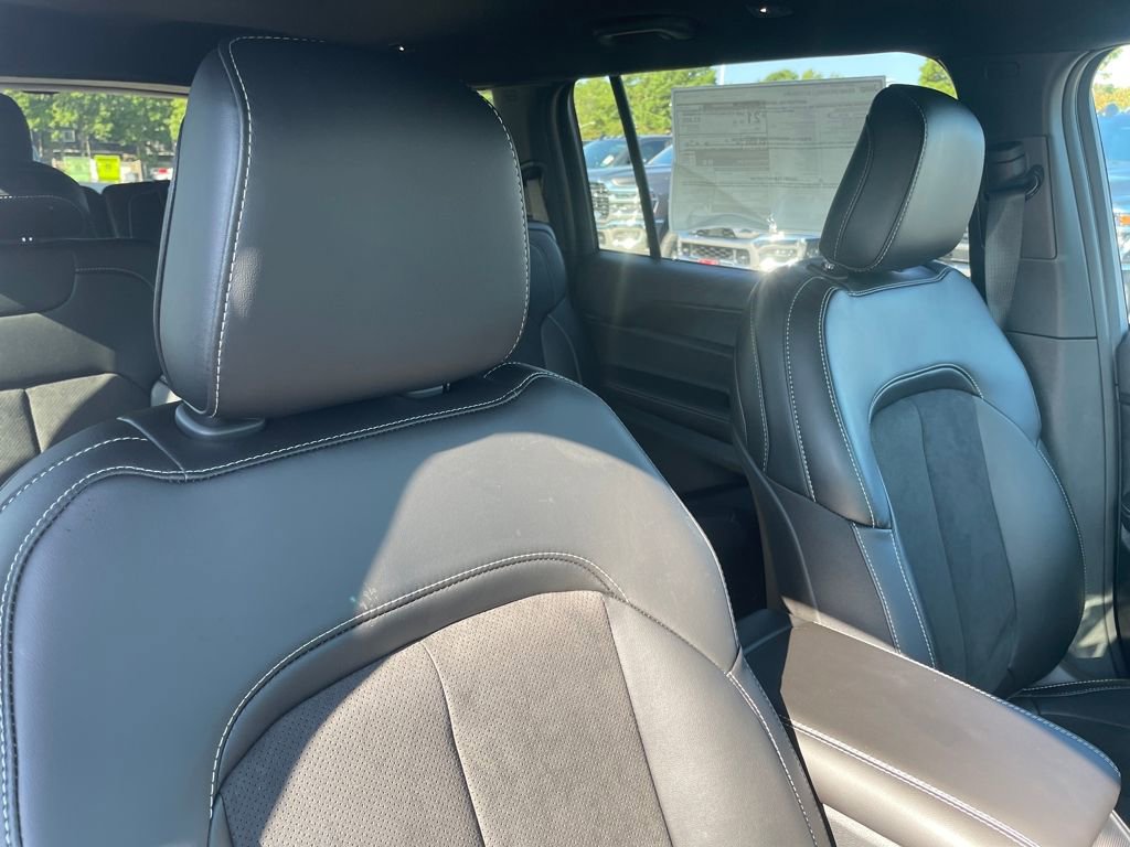 New 2025 Jeep Grand Cherokee L Laredo image 12