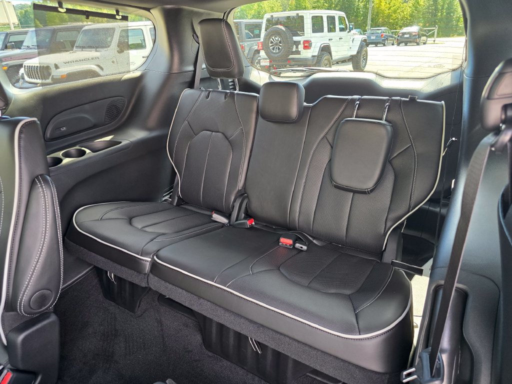 New 2027 Chrysler Pacifica Limited AWD/4WD image 12
