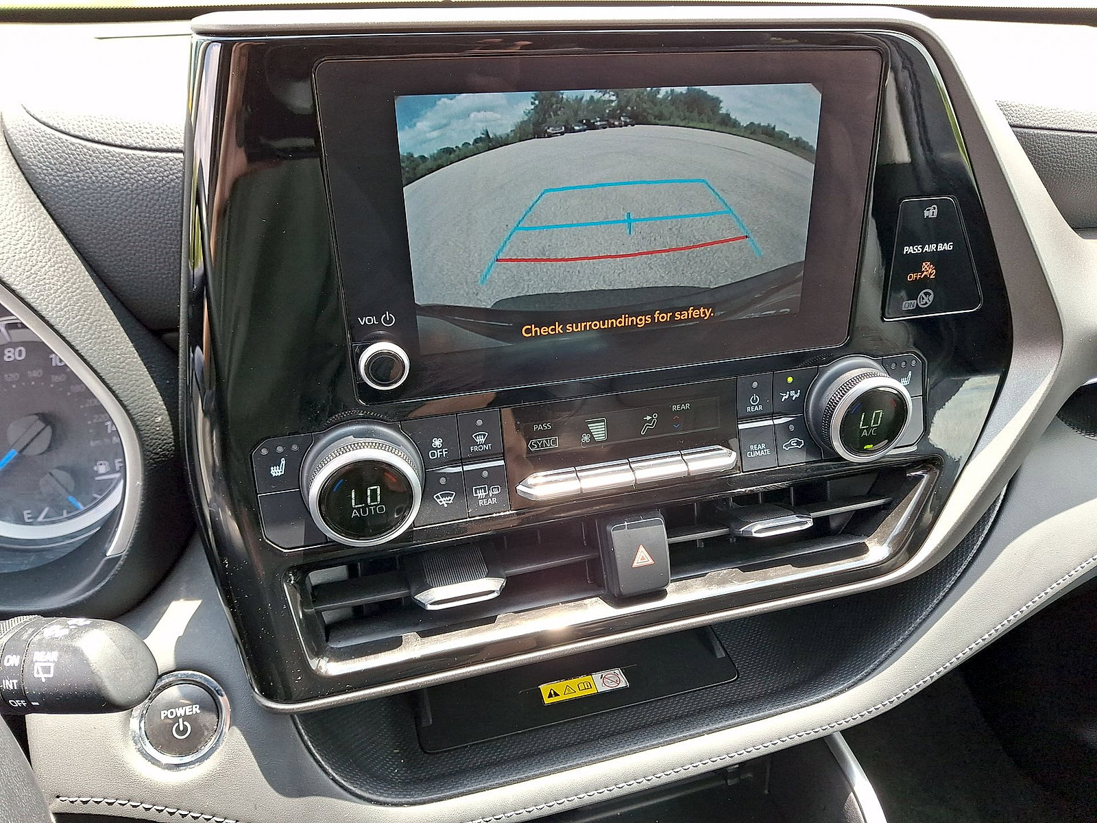 Used 2023 Toyota Highlander XLE AWD/4WD image 15