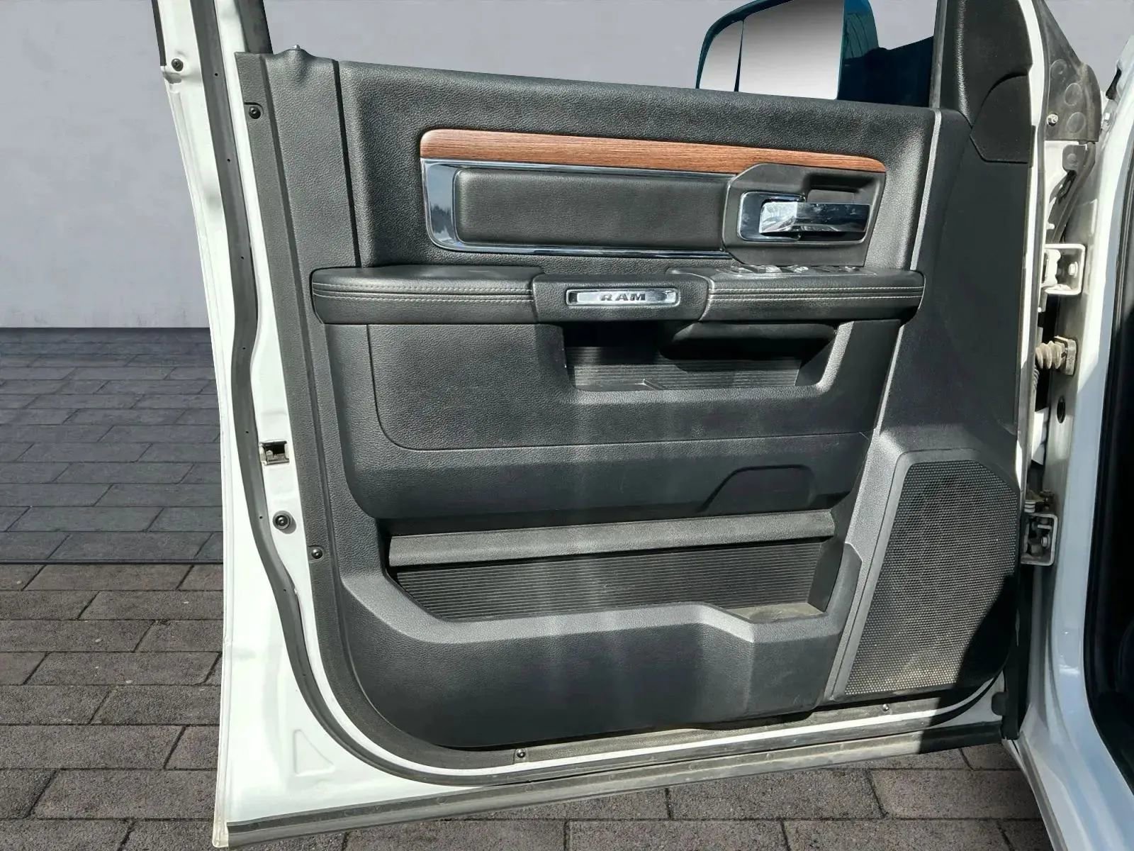 Used 2013 RAM 2500 Laramie image 9