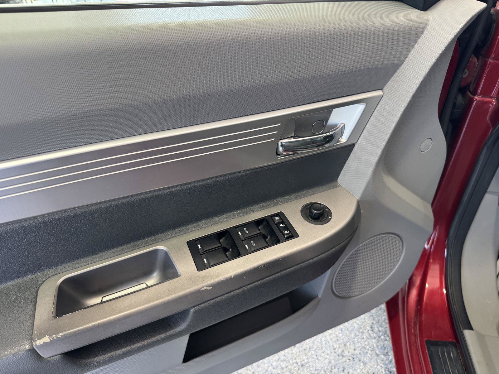 Used 2008 Chrysler Sebring Touring w/ Electronics Convenience Group FWD image 6