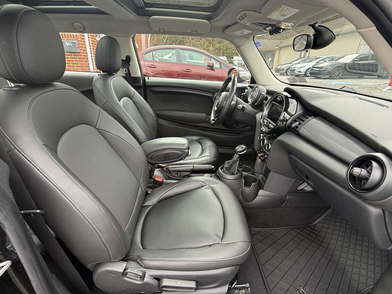 Used 2019 MINI Cooper 2-Door Hardtop w/ Signature Upholstery Package image 18