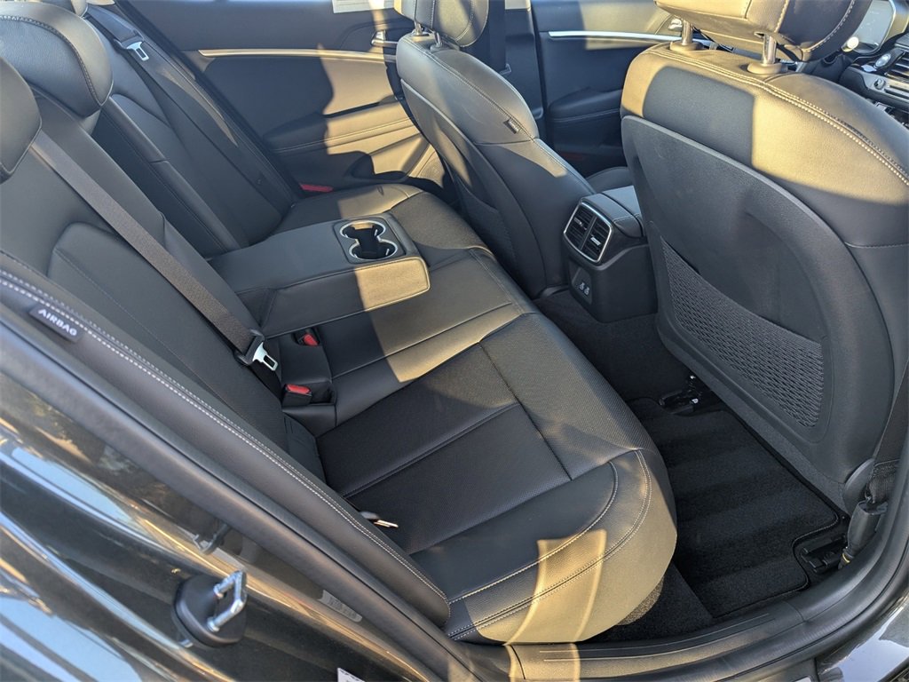 Used 2025 Genesis G70 2.5T image 14