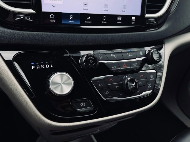 Certified 2024 Chrysler Pacifica Touring-L image 34