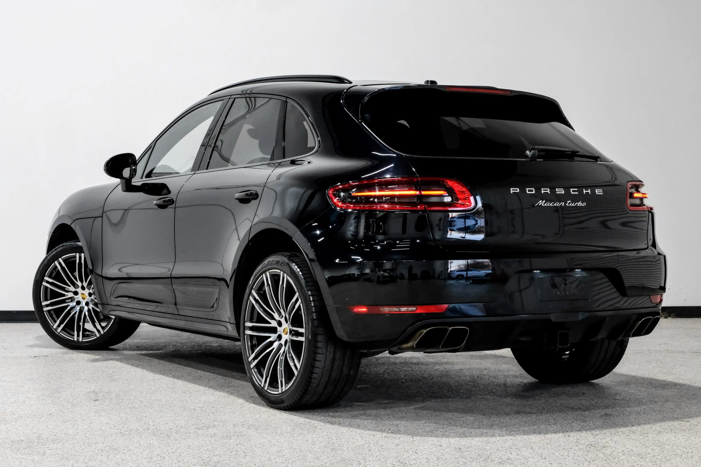 Used 2017 Porsche Macan Turbo image 8