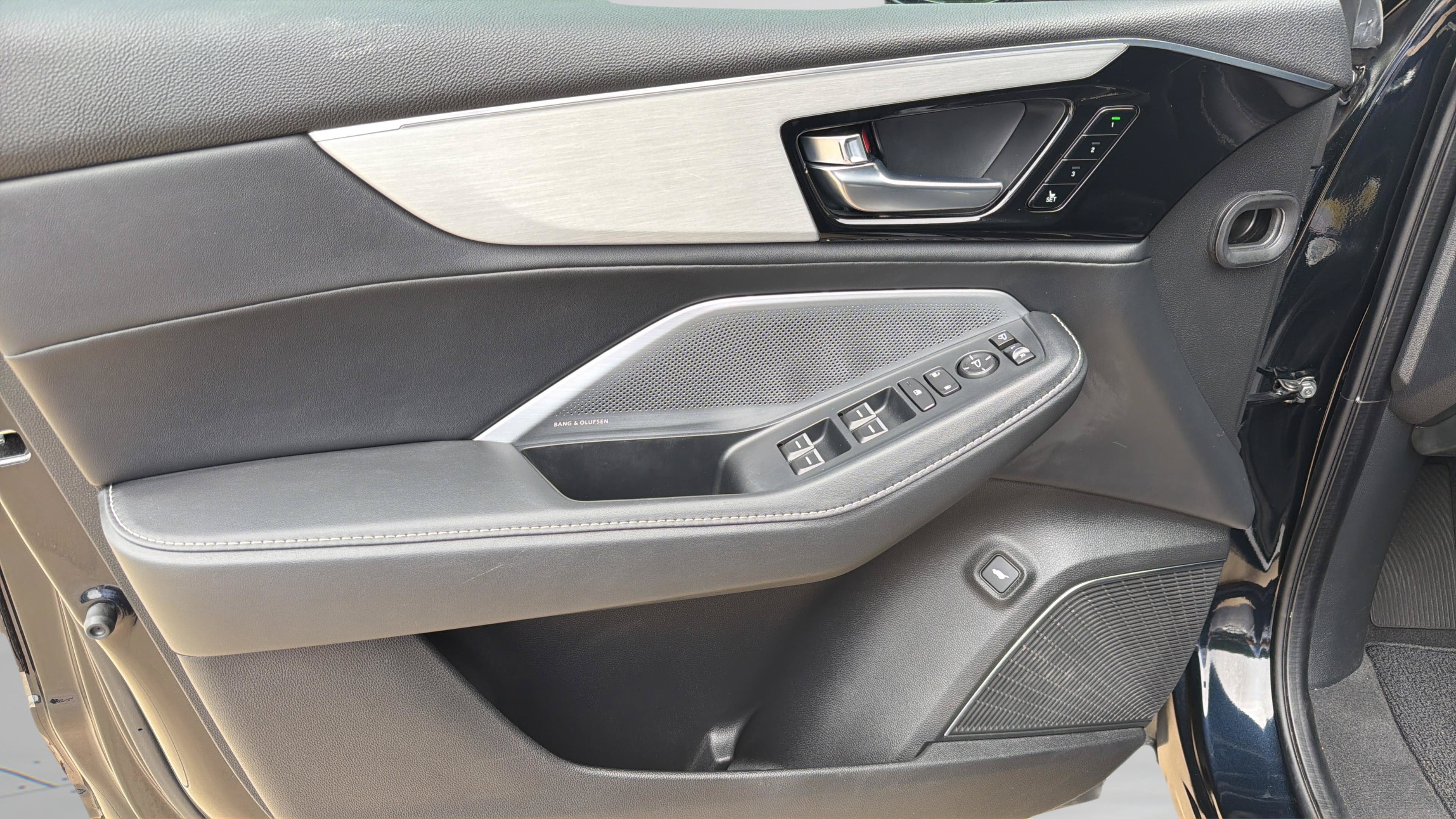Used 2025 Acura MDX w/ Technology Package FWD image 12