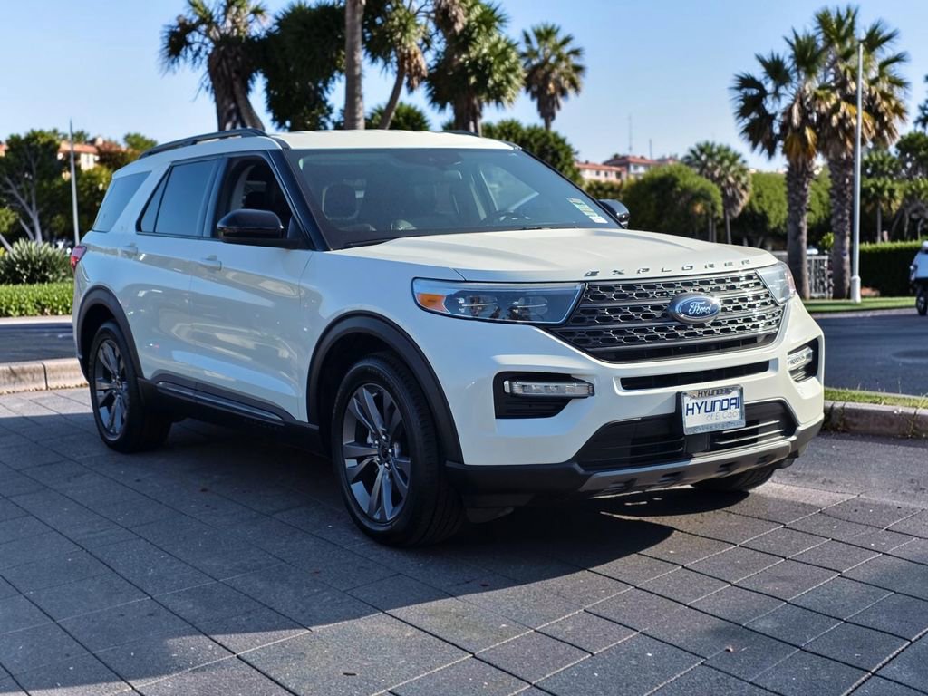 Used 2023 Ford Explorer XLT w/ Equipment Group 202A image 3