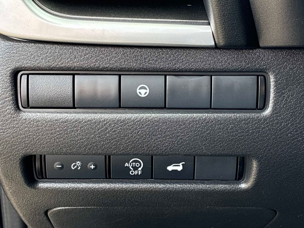 Used 2025 Nissan Rogue SV AWD/4WD image 23