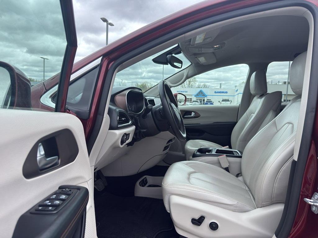Used 2019 Chrysler Pacifica Touring-L Plus w/ Tire & Wheel Group FWD image 10