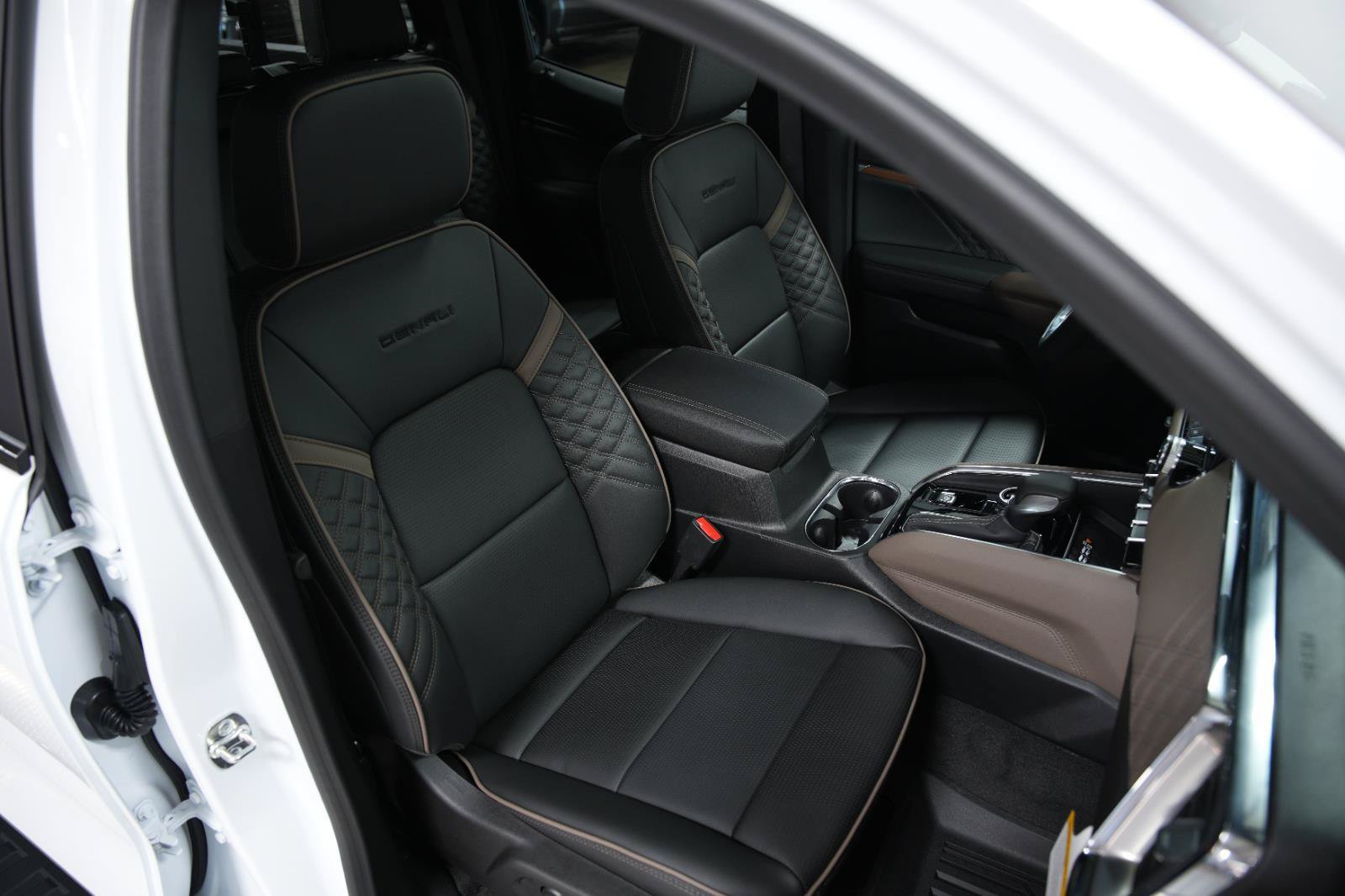 New 2026 GMC Canyon Denali AWD/4WD image 15