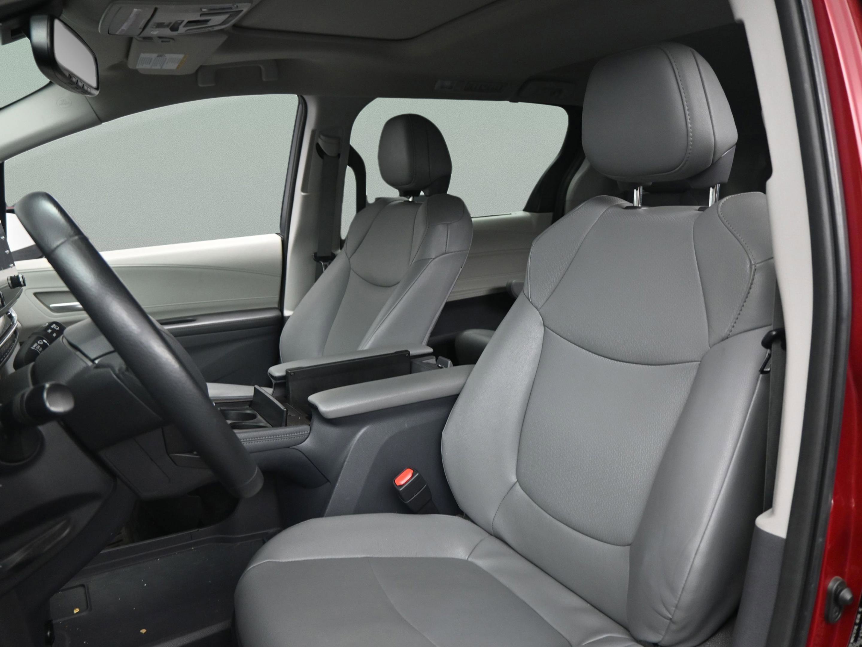 Used 2023 Toyota Sienna XLE image 33