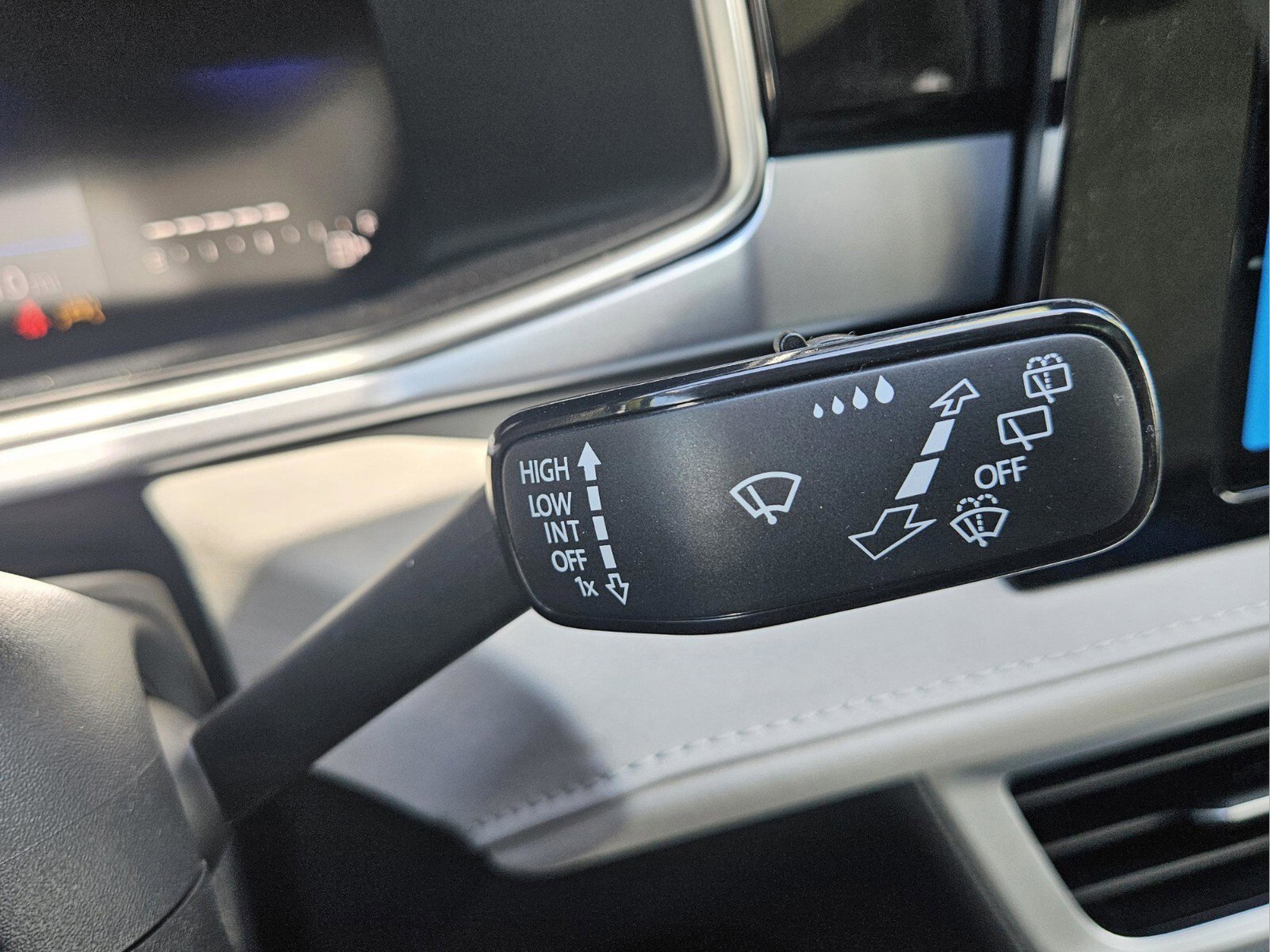 New 2025 Volkswagen Taos SE image 17