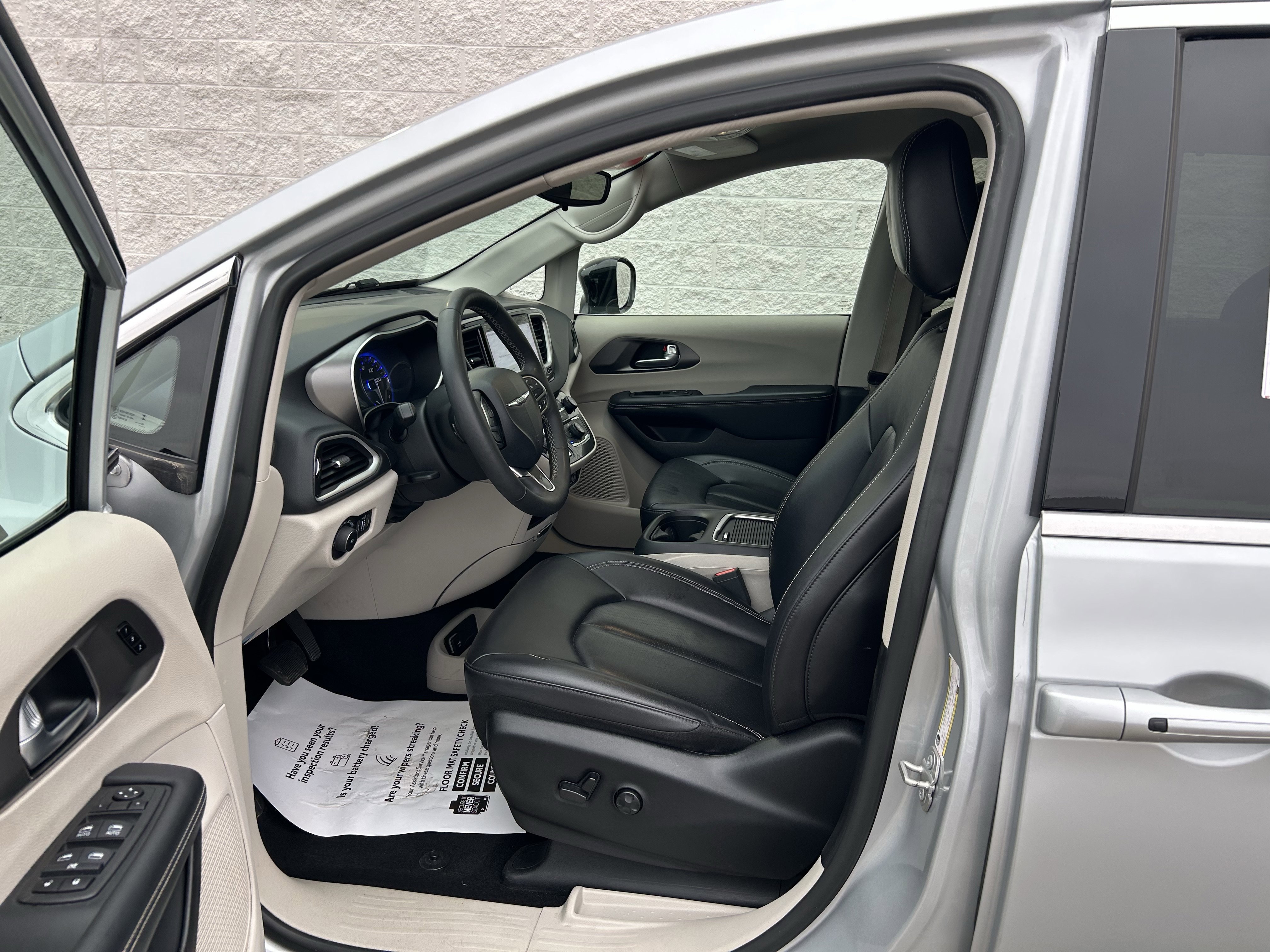 Used 2024 Chrysler Pacifica Touring-L image 12
