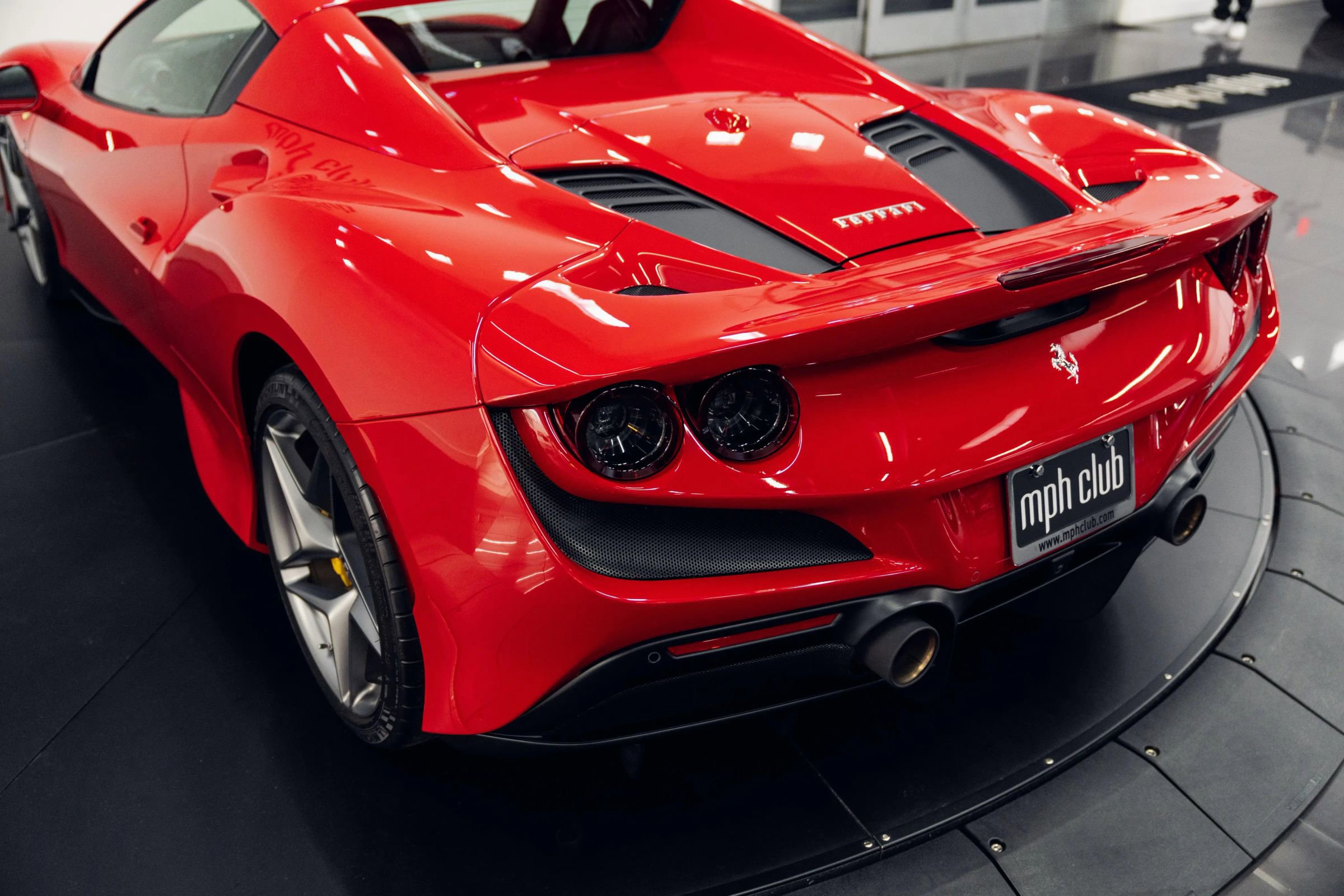 Used 2021 Ferrari F8 Spider image 16