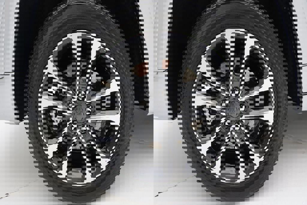 Used 2023 Jeep Grand Cherokee Overland w/ Advanced Protech Group III AWD/4WD image 9