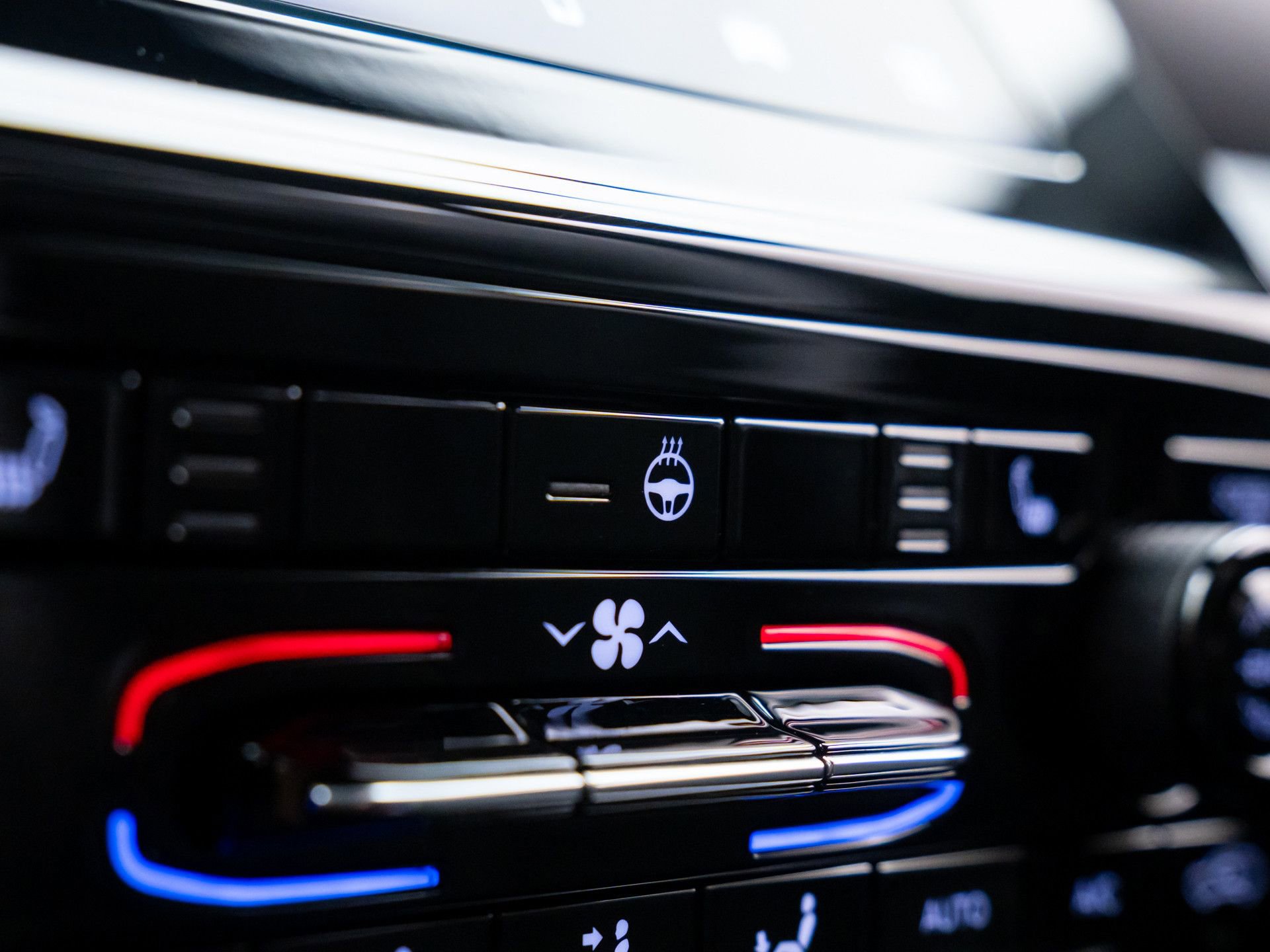 Used 2024 Jeep Grand Cherokee Altitude image 28