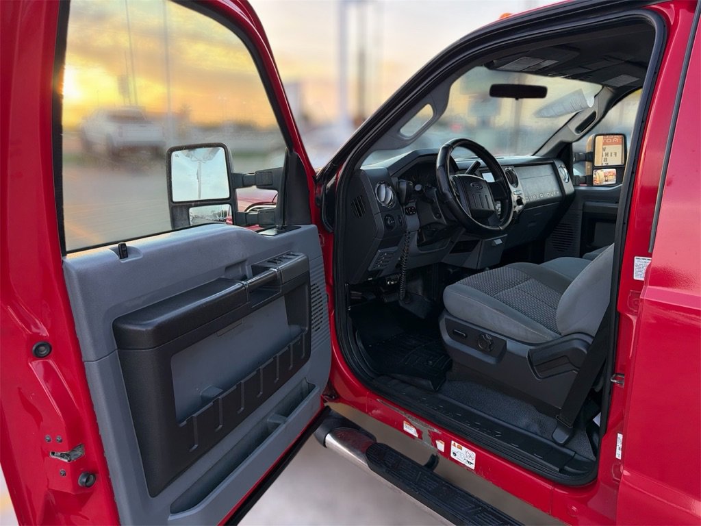 Used 2011 Ford F550 4x4 Crew Cab Super Duty w/ XLT Interior Pkg image 23