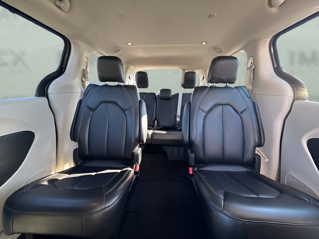 Used 2023 Chrysler Pacifica Touring-L FWD image 11