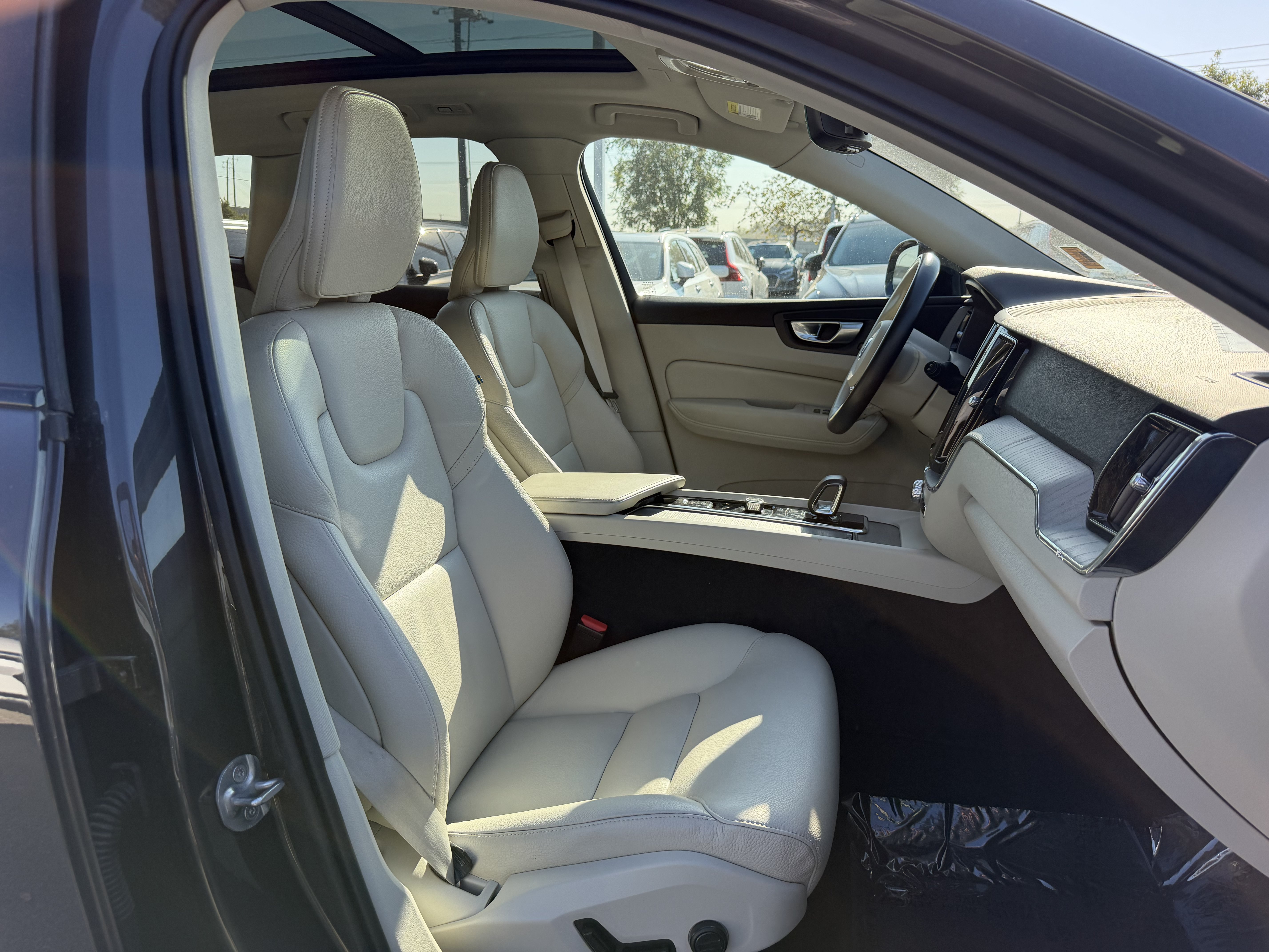 Certified 2024 Volvo XC60 B5 Plus w/ Protection Package Premier AWD/4WD image 10