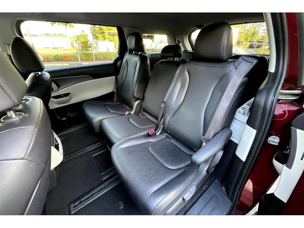 Used 2024 Kia Carnival LX image 25