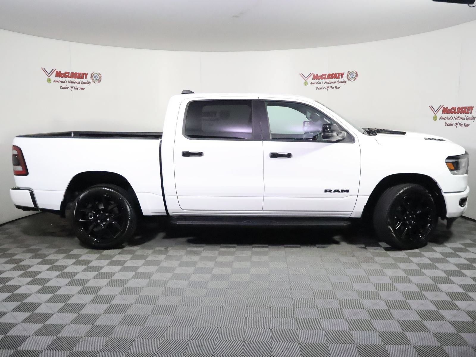 Used 2024 RAM 1500 Laramie AWD/4WD image 3