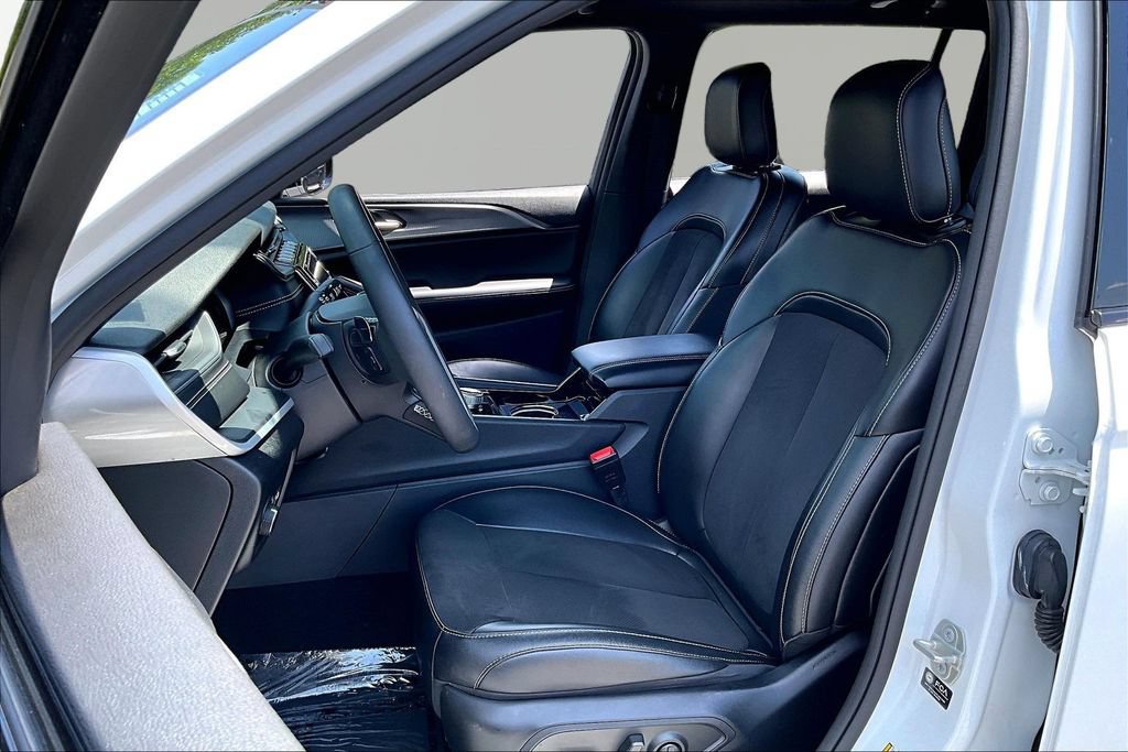 Used 2023 Jeep Grand Cherokee L Laredo RWD image 17