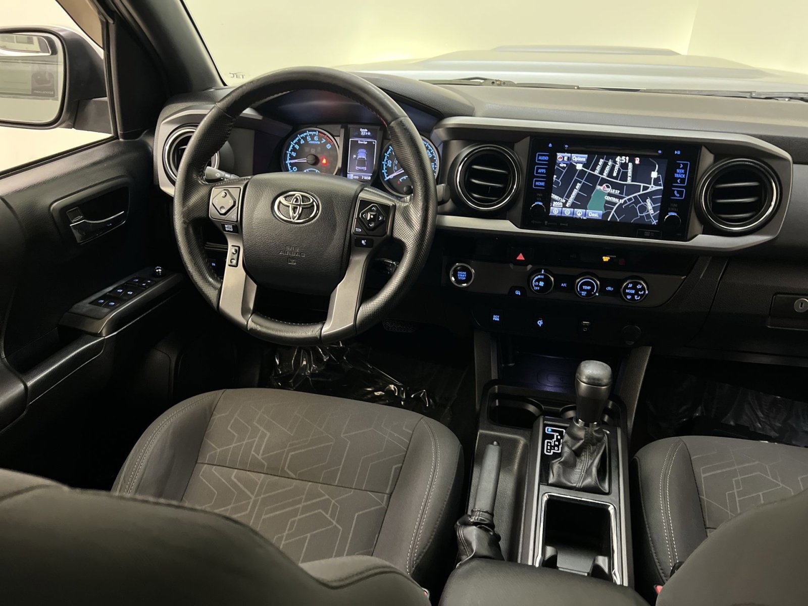 Used 2016 Toyota Tacoma TRD Sport image 31