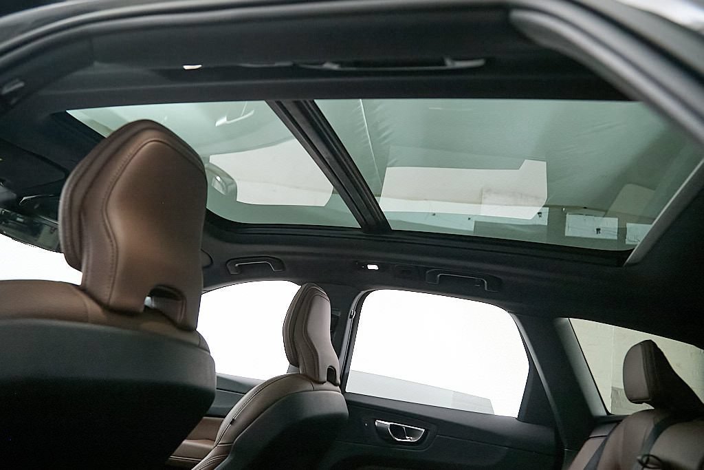 Certified 2023 Volvo XC60 T8 Ultimate w/ Climate Package AWD/4WD image 23