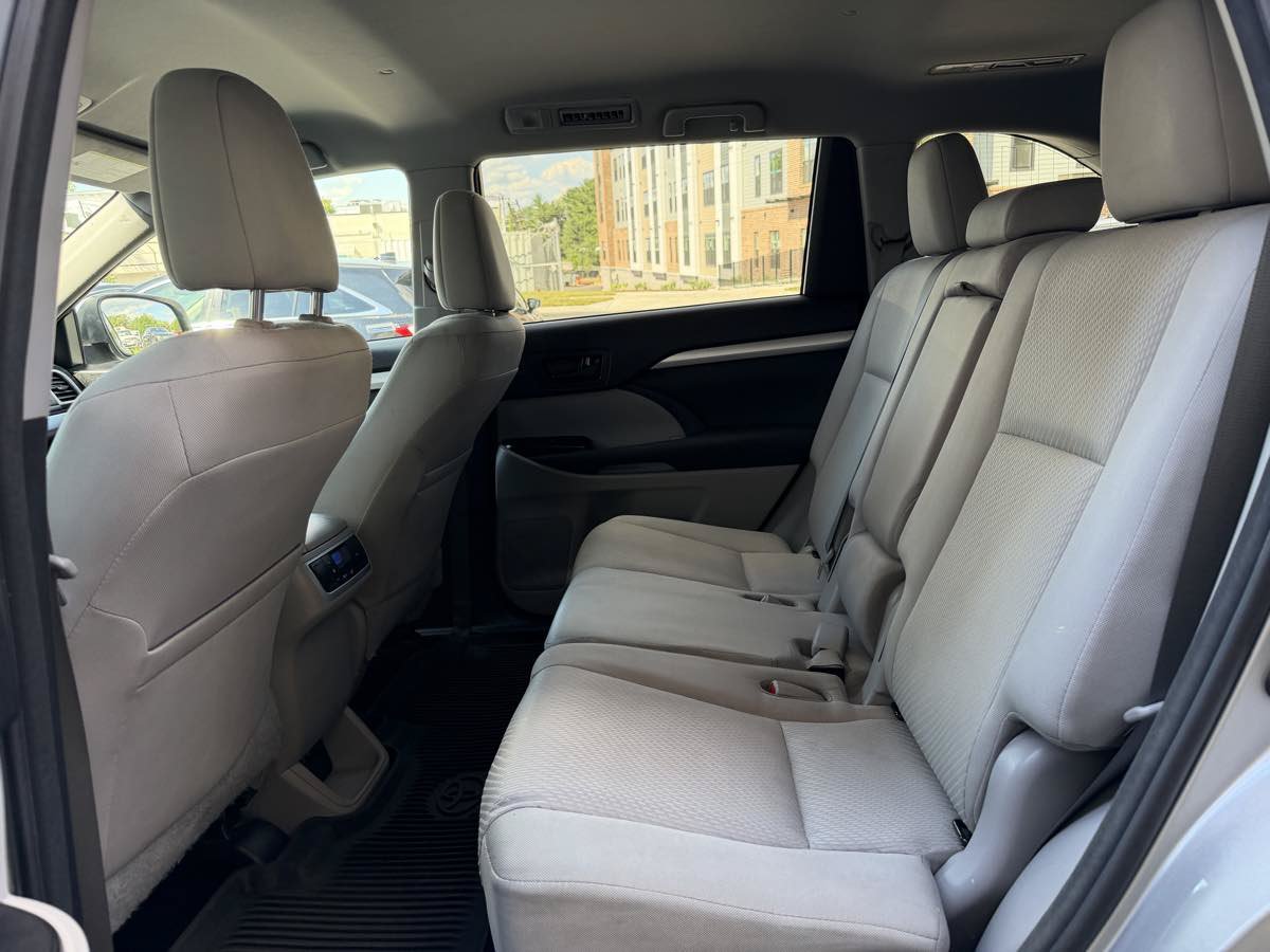 Used 2017 Toyota Highlander LE AWD/4WD image 12