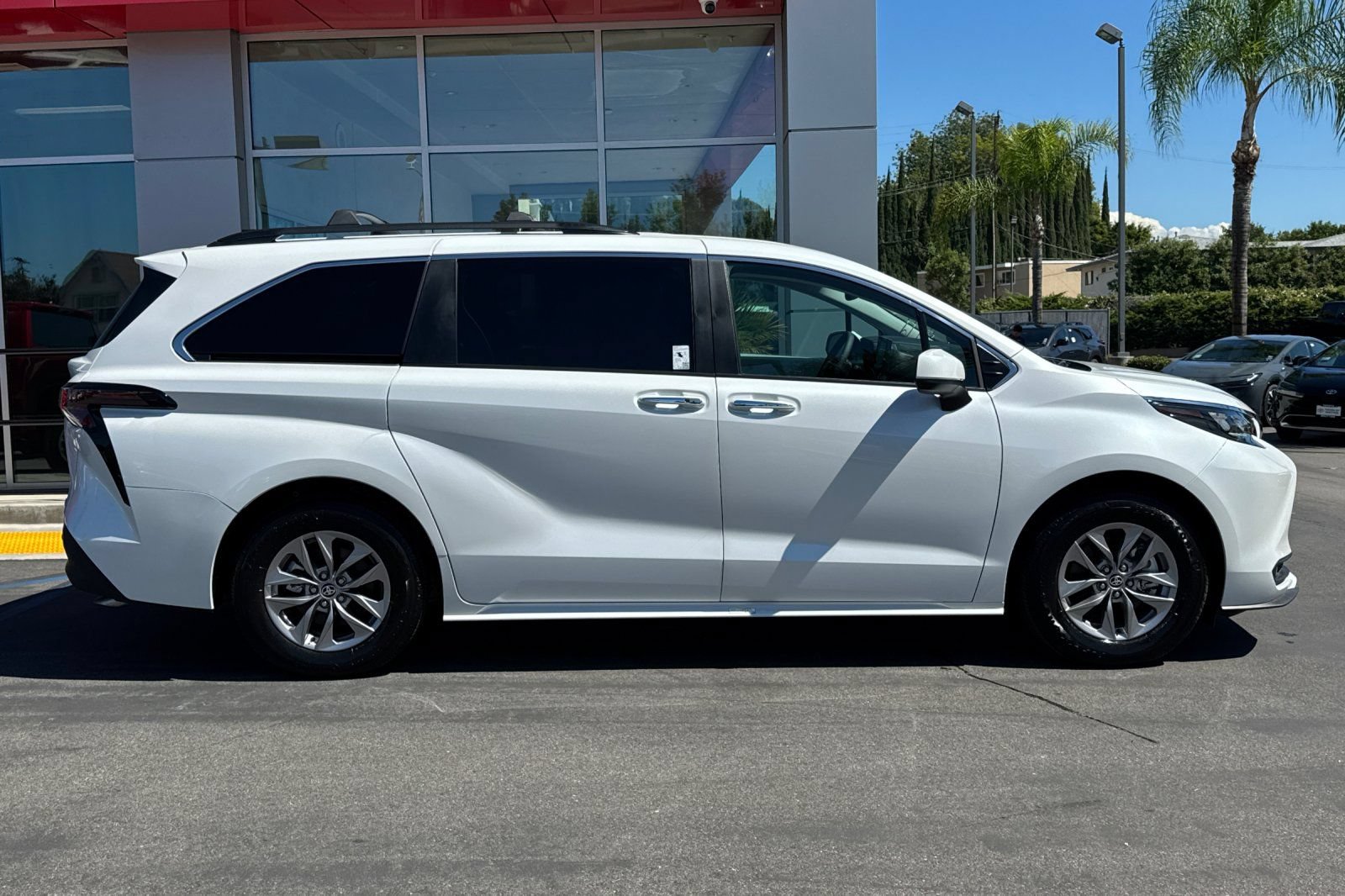 Used 2026 Toyota Sienna XLE FWD image 4